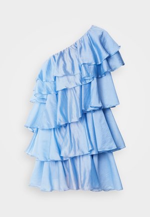 Helles blaues, einseitig geschnittenes Kleid aus fließendem Stoff, das mehrere Lagen von Rüschen aufweist und eine weiche, glänzende Textur hat.