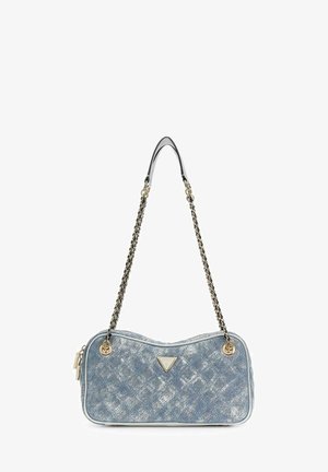 Petit sac à bandoulière rectangulaire en denim avec des bretelles en chaîne dorée et une plaque logo métallique triangulaire centrale.