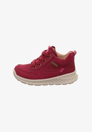 Rote Wildleder-Sneaker mit beiger Gummisohle, ausgestattet mit einer Schnürung, perforiertem Design und kontrastierenden Akzenten an Zunge und Ferse.