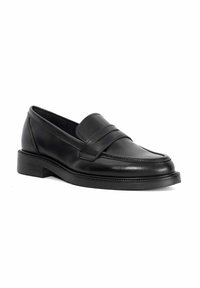 Zwarte leren loafers met een ronde neus, dubbele banddetail en een gestructureerd oppervlak; uitgevoerd op een lage, stevige hak.