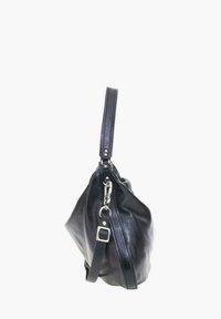 Borsa a spalla in pelle nera, forma morbida con una tracolla singola, finiture in argento e chiusura con cerniera lungo un lato.