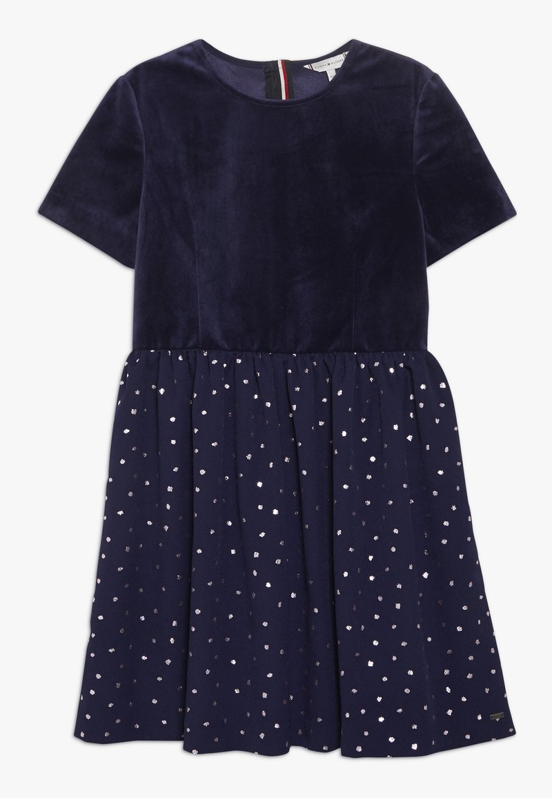 Robe bleu marine à manches courtes avec corsage en velours et jupe froncée à pois argentés, fermeture éclair au dos.