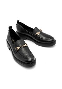 Czarne skórzane loafersy o fakturowanym wykończeniu, z akcentem w postaci złotego łańcuszka i niskim obcasem. Okrągły czubek oraz detalowe przeszycia są obecne.