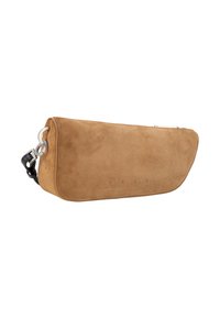 Tanfarvet ruskinds clutch med en slank, aflang form, der har sølvfarvet hardware og præget mærkelogo på forsiden. Lynlås i toppen.