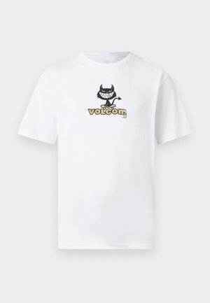 Λευκό κοντομάνικο T-shirt με κεντρικό γραφικό μια μαύρη καρτουνίστικη διάβολο σε σκέιτμπορντ πάνω από το κείμενο "volcom" σε μπεζ και μαύρο.