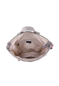 Szara torebka z materiału o gładkiej fakturze, z dużym otworem, beżową podszewką, wewnętrzną kieszonką na zamek oraz krótkimi szarymi uchwytami, co ułatwia noszenie.