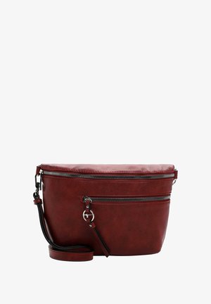 Bolso cruzado de cuero rojo con un acabado texturizado, que cuenta con una cremallera superior y un bolsillo frontal, correa ajustable y herrajes en tono plateado.
