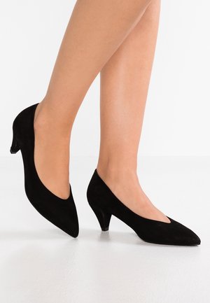 Czarne zamszowe szpilki z ostrym noskiem i niskim obcasem typu kitten heel. Projekt obejmuje szeroki wycięcie w kształcie litery V na przodzie, nadając elegancki wygląd.