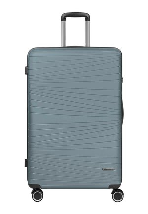 Maleta grande rígida gris con líneas diagonales texturizadas, cuatro ruedas giratorias y un mango telescópico negro extendido.