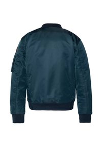 Chaqueta bomber azul marino con una textura suave y brillante, puños y cinturilla de canalé, y un detalle de bolsillo lateral en la manga izquierda.