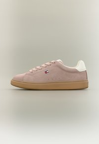 Ροζ σουέντ αθλητικό παπούτσι με λευκό τακούνι, καφέ καουτσούκ σόλα, πέντε θηλιές και μικρό τρίχρωμο λογότυπο στο πλάι.