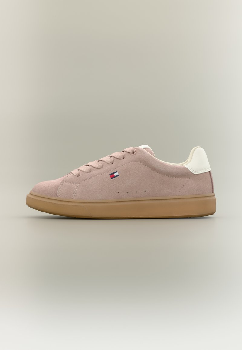 Ροζ σουέντ αθλητικό παπούτσι με λευκό τακούνι, καφέ καουτσούκ σόλα, πέντε θηλιές και μικρό τρίχρωμο λογότυπο στο πλάι.