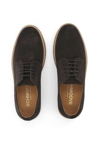 Chaussures en suède noir avec un bout rond, un laçage à cinq œillets et une semelle en caoutchouc beige. À l'intérieur, étiqueté "SCHMOOVE MADE IN PORTUGAL."