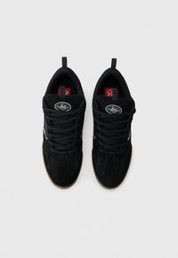 és QUATTRO UNISEX - Skate shoes - black/gum/white