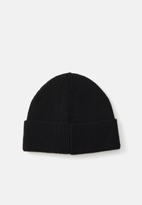 Zwarte geribbelde breikap met een opgerolde rand, met een zachte textuur en een naadloze afgeronde top. Eenvoudig en functioneel ontwerp.