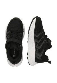 Schwarz- und grau sportive Schuhe mit weißen Sohlen, aus Meshstoff, mit Klettverschluss und gemustertem Design, von oben und von der Seite betrachtet.
