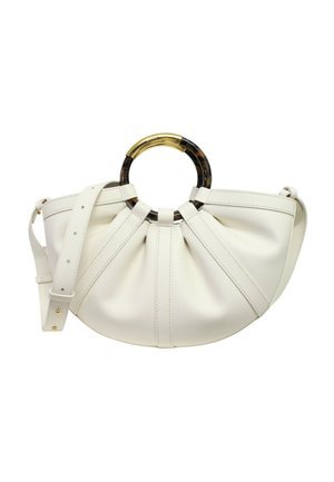 Bolso de mano color marfil con forma de media luna, paneles cosidos, una correa de hombro desmontable y un asa superior redonda de carey y metal dorado.