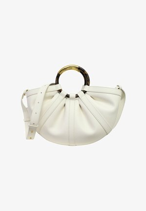Gebroken witte handtas in de vorm van een halve maan met gestikte panelen, een afneembare schouderriem en een ronde handgreep van schildpadmotief en goudkleurig metaal.