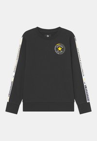 Sudadera negra de manga larga con logo de estrella amarilla y texto "Converse All Star" en el pecho, con rayas estampadas y marca a lo largo de las mangas.