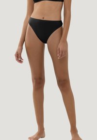 Zwarte high-waisted bikini onderkant met een gladde textuur en minimale naden, ontworpen voor comfort en bedekking.