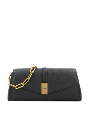 Schwarze, strukturierte Leder-Clutch mit einer goldenen Kettenriemen, die ein auffälliges DKNY-Logo-Plakette und ein eckiges, strukturiertes Design aufweist.