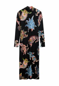 Knielanges schwarzes Kleid mit gerippter Textur, das farbenfrohe aquatische Muster in Blau, Rot und Gelb auf dem Stoff zeigt.
