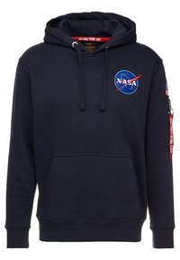 Felpa blu navy in misto cotone, dotata di un logo NASA e di una toppa con la bandiera americana. Include una tasca frontale e una tasca con cerniera sulla manica.