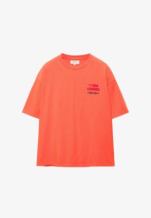 Svetlo oranžové tričko s krátkym rukávom a nápisom "The Sea Lovers" spolu s grafikou dvoch rýb na ľavej strane hrudníka.