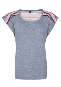 Top gris de manga corta con escote redondo. Las mangas cuentan con acentos de patrón colorido en rosa, azul marino y azul claro. Textura de tela suave.