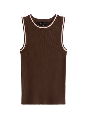 Top marrone senza maniche in maglia a coste con scollo rotondo, rifinito con bordi rosa chiaro sul collo e sugli spacchi delle braccia.