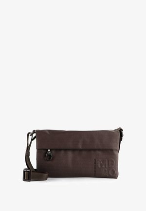 Sac bandoulière marron texturé avec sangle réglable, tirette de fermeture éclair et logo "MD20" discrètement embossé dans le coin inférieur droit.