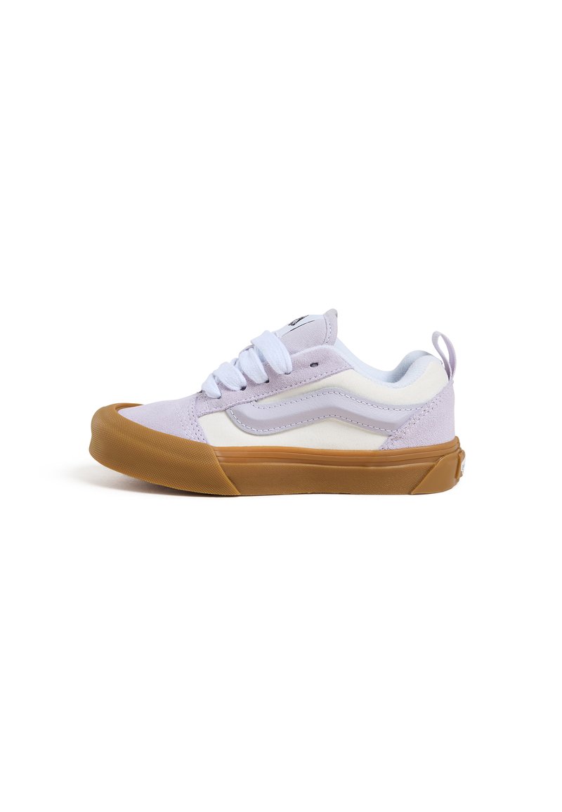 Sneaker viola e bianca con suola in gomma, dotata di lacci, un'etichetta sul tallone e una superficie liscia con un design ondulato sul lato.