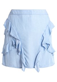 Světle modrá džínsová sukně s vysokým pasem a volánkovými detaily, které probíhají po přední části a stranách.