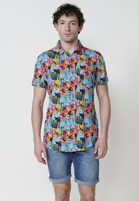 DE MANGA CORTA CON ESTAMPADO TROPICAL - Pluus - multi coloured