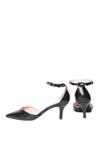 Décolleté nere con punta affilata, dotate di una sottile cinghia alla caviglia e fibbia dorata. Realizzate in pelle liscia, con tacco di 6,5 cm e soletta imbottita.
