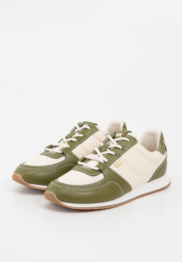Un paio di sneakers basse bianche e verde oliva con lacci bianchi, suole in gomma marrone e logo dorato MK di lato.