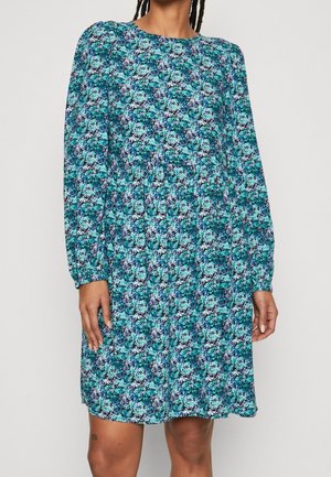 Vestido floral de mangas largas, escote redondo, en tonos azules y verdes, con una cintura fruncida y una silueta fluida.