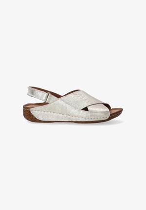 Metalen zilveren slingback sandaal met een open teen, geweven detail, kurken zool en contrasterende bruine binnenzool.