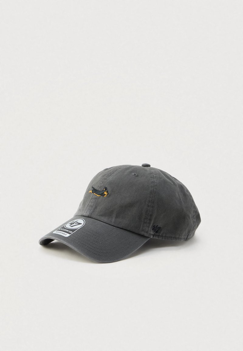 Casquette grise en coton avec une visière courbée, ornée d'un motif brodé de teckel jaune et noir et d'un écusson blanc de marque à l'avant.