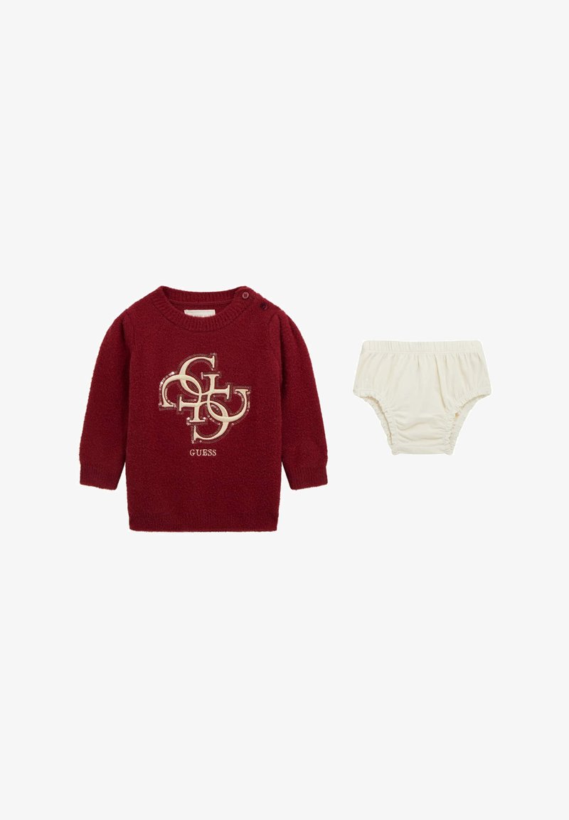 Maglione in maglia bordeaux con dettagli del logo, presenta un colletto rotondo e chiusura con bottone. Accompagnato da un copri-pannolino arricciato di colore crema.