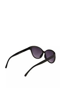 Okular’y typu cat-eye z błyszczącą czarną plastikową ramką, ciemnym szkiełkiem i smukłymi zausznikami. Cechują się zakrzywionym, kanciastym kształtem, co nadaje odważny wygląd.