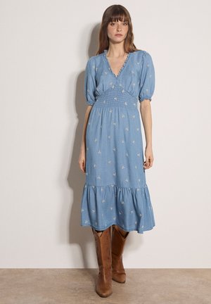 Apricot, FLORAL EMBROIDERED DENIM MIDI DRESS - Τζιν φόρεμα - blue
