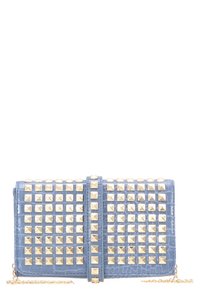 Modrá kožená kabelka s zlatými čtvercovými nýty uspořádanými v mřížce. Obsahuje řetízkový popruh a má strukturovaný obd élníkový tvar.