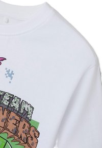 Balta medvilnė marškinėliai su apvaliu kaklu. Savybė - daugiaspalvė grafika su ryškiu tekstu ir pikselizuotais elementais žalia, ruda ir violetine spalvomis.
