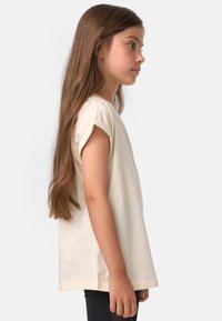 Urban Classics EXTENDED SHOULDER - T-shirts - whitesand