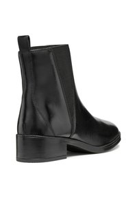Bottines en cuir noir avec panneaux latéraux élastiques, bout arrondi et talon carré modeste. Texture lisse avec détail de couture.