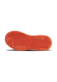 Schuhsohle in einem lebhaften Orange, mit einem Wabenmuster für besseren Halt und einem glatten weißen Rand. Text auf der Sohle vorhanden.