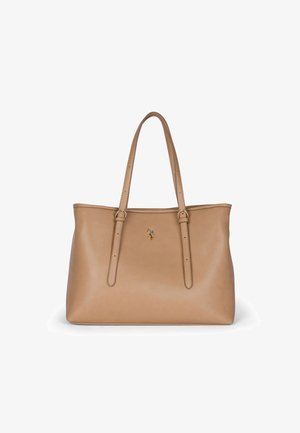 Světle hnědá kožená taška přes rameno s dvěma ramenními popruhy a malým zlatým emblémem uprostřed přední strany, umístěná na bílém pozadí.