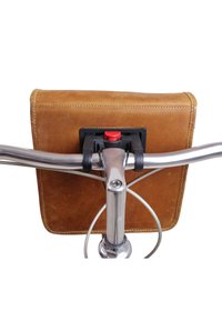 Brun lädercykelväska fäst vid ett silverfärgat styre, med en röd frigöringsknapp och synliga sömmars detaljer.