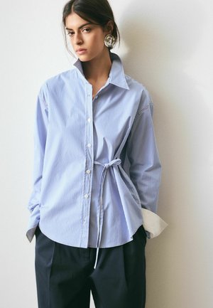 STRIPES WITH TIE DETAIL - Blúzka so zapínaním na gombíky - blue